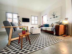 普利登堡湾Stay On Main Plett - Contemporary 2-Bedroom Apartment的客厅配有沙发和桌子