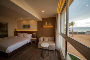 Luxotel Aqaba Beach Resort & Spa Only 15 years plus客房内的一张或多张床位