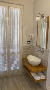 阿拉西奥艾尔伯格菲欧伦沙邦齐雅穆波雷酒店的浴室设有白色水槽和镜子