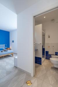 菲纳莱利古雷Pesce Palla Affittacamere的客房内设有带水槽和卫生间的浴室