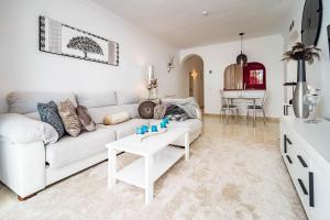 LT- Cozy 2 bedroom apartment in La Quinta的休息区