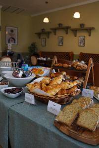 克利夫登欧科克及布朗酒店的一张桌子,上面放着不同类型的面包和糕点