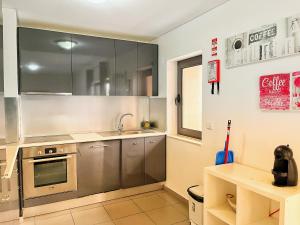 波尔蒂芒Awesome apartment in Praia da Rocha的厨房配有不锈钢用具和水槽