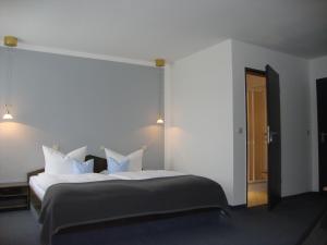 Pockau博尔格施洛申酒店的卧室配有带白色枕头的大床