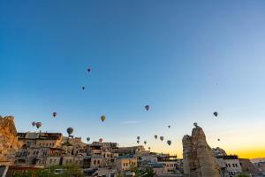 格雷梅Century Cave Hotel的一群热气球飞越城市