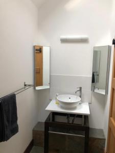 米尔盖The Cottage, near Glasgow Milngavie的浴室设有白色水槽和镜子