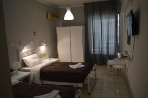 雅典阿尔比恩酒店的酒店客房配有两张床和一台冰箱