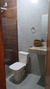 巴拉格兰德Casa Antiga Hospedagem的浴室配有白色卫生间和台面