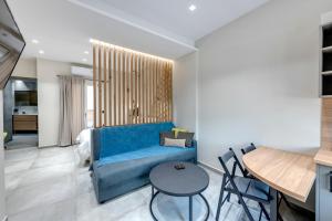 埃尔莫波利斯Argento urban apartment (sphere)的客厅配有蓝色的沙发和桌子