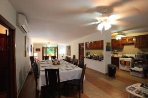 孔塔多拉孔塔多拉岛酒店的用餐室以及带桌椅的厨房。