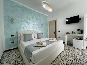 加利波利B&B Poesia的一间卧室配有一张白色大床和蓝色的墙壁
