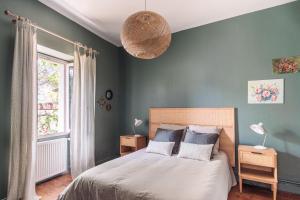 佩萨克Le clos Poujeau 15 mns centre Bordeaux的一间卧室拥有蓝色的墙壁,配有一张带两个枕头的床