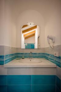PianilloPalazzo San Giovanni - near Path of the Gods的一间带水槽和镜子的浴室