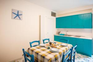 PianilloPalazzo San Giovanni - near Path of the Gods的厨房配有带蓝色橱柜的桌子