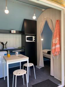 维亚斯Camping Club l'Air Marin的一个带桌椅的厨房和一个帐篷