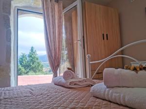 RamníRocky Mountain Villa的一间卧室设有一张大床和大窗户