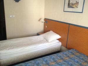 马尔基特尼斯楼酒店的配有床边小客房的两张床