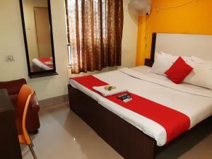 钦奈Hotel Akash inn的酒店客房,配有一张带红色毯子的床