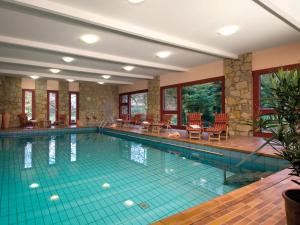 巴特德里堡明镜施瓦林霍夫兰德酒店的一座大型游泳池,
