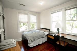 TuskegeeHistoric House on the Hill的一间卧室设有一张床和两个窗户。