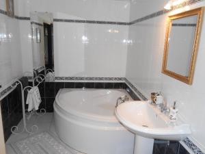 萨利耶德贝阿尔恩乐和米亚住宿加早餐旅馆的浴室配有白色卫生间和盥洗盆。