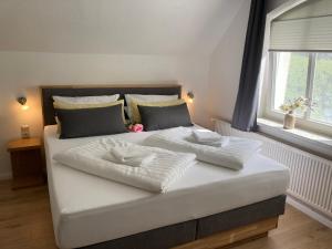 卑尔根Appartement 6 ARA的一张带两个枕头的大白色床