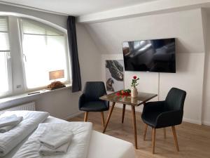 卑尔根Appartement 6 ARA的客厅配有床和桌椅
