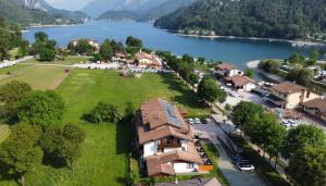 莱德罗Hotel Garni Minigolf的享有村庄和湖泊的空中景致