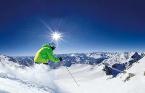 富尔普梅斯克里斯特尔运动酒店的一个人在雪覆盖的山里滑雪