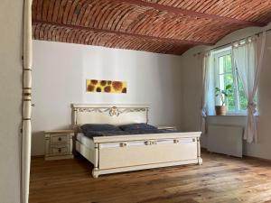 AuernAuern Apartement的一间卧室设有一张木天花板床。
