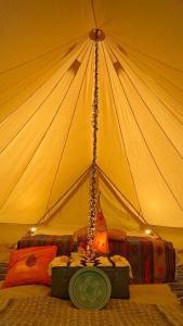 奥斯特坎普SENSI - 'FIRE' Restaurant and Glamping的帐篷,配有一张带桌子的床