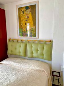 希拉Largo piano的卧室内床上的绘画