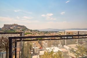 雅典Urban Frame Plaka的房屋的阳台享有城市美景。