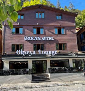 乌宗Ozkan Otel的带有读Ozaova休息室标志的建筑