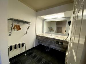 达利城达利市桥点酒店的一间带水槽和大镜子的浴室