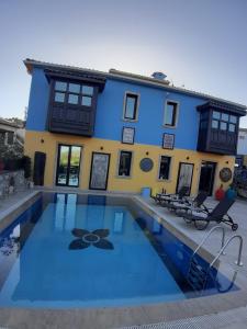 塞尔丘克Ayasoluk Hotel & Restaurant的房屋前有游泳池的房子