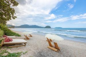 乌巴图巴Villa Sapê Pousada的海滩上的2把沙滩椅和遮阳伞