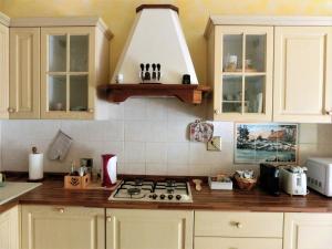 斯坎迪奇Casa di Giada appartamento luminoso a due passi dalla tramvia per Firenze的厨房配有白色橱柜和炉灶烤箱。