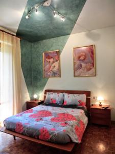 斯坎迪奇Casa di Giada appartamento luminoso a due passi dalla tramvia per Firenze的一间卧室配有一张带彩绘天花板的床