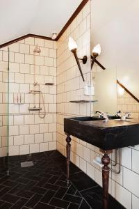 Grythyttan吉日塔昂斯盖特吉瓦瑞吉德酒店的一间带水槽和镜子的浴室