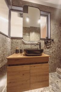 雅典Centrally Stylish Suite by Acropolis的一间带水槽和镜子的浴室