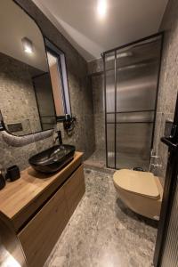 雅典Centrally Stylish Suite by Acropolis的浴室配有盥洗盆、卫生间和浴缸。