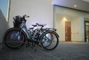 帕福斯安芙拉套房酒店的停放在大楼前的两辆自行车