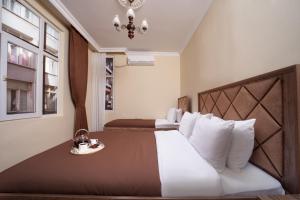 伊斯坦布尔taxim cool的卧室配有带白色枕头的大床