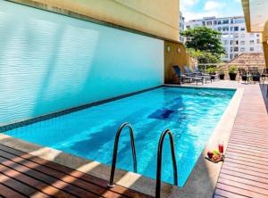 里约热内卢Flat Ipanema 2 Quadras da Praia - Estacionamento gratuito的大楼内的一个蓝色海水游泳池