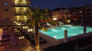 帕拉利亚卡泰里尼斯ASTERAS STUDIOS的一座游泳池,旁边是棕榈树