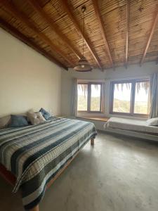 洛斯拉甘斯Villas turrutela的一间卧室设有两张床和两个窗户。