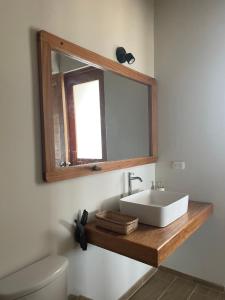 洛斯拉甘斯Villas turrutela的一间带水槽和镜子的浴室