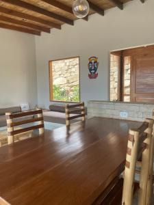 洛斯拉甘斯Villas turrutela的一间带桌椅和窗户的用餐室