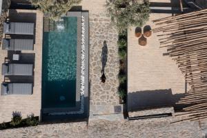 米克诺斯城Ikies of Mykonos的建筑物一侧的游泳池